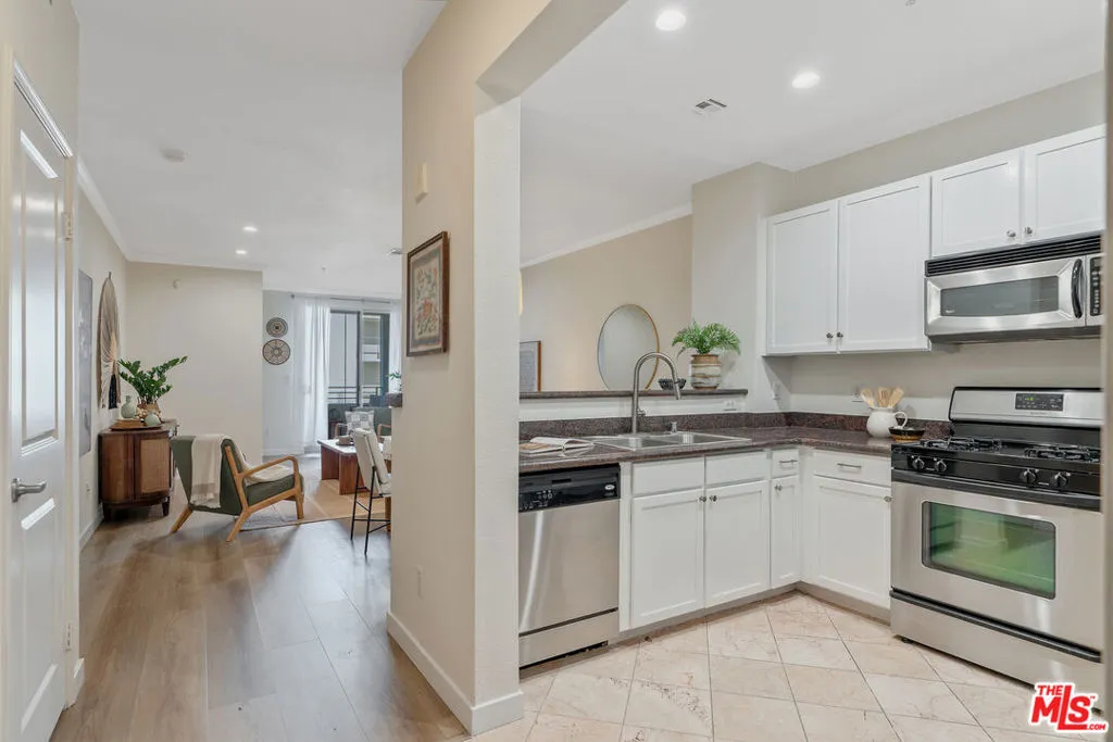 6400 Crescent Parkway 206, Playa Vista, California 90094 home-pic-3